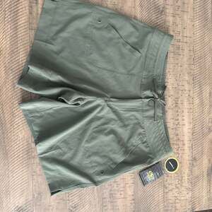 Athletic Works Women's Green Pull-On Hiking Shorts 7" Inseam